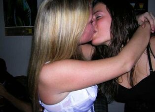 2 teen girls kissing